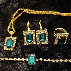 Gold-Tone Emerald Green Jewelry Set – Necklace, Earrings, Bracelet & Ring 15"+2